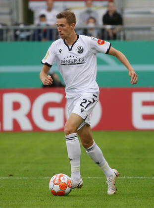 Sandhausen , Fußball DFB Pokal SV Sandhausen vs. RB Leipzig , Arne Sicker ( Sandhausen ) Gemäß den Vorgaben des DFB Deutscher Fußball Bund ist es untersagt, in dem Stadion und oder vom Spiel angefertigte Fotoaufnahmen in Form von Sequenzbildern und oder videoähnlichen Fotostrecken zu verwerten bzw. verwerten zu lassen.