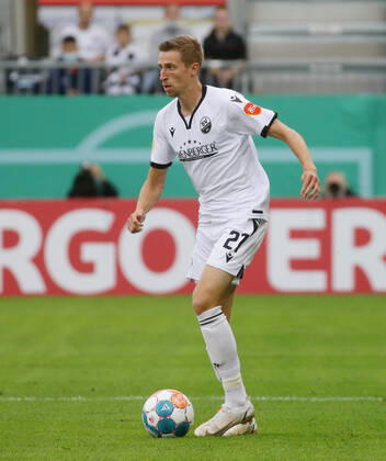Sandhausen , Fußball DFB Pokal SV Sandhausen vs. RB Leipzig , Arne Sicker ( Sandhausen ) Gemäß den Vorgaben des DFB Deutscher Fußball Bund ist es untersagt, in dem Stadion und oder vom Spiel angefertigte Fotoaufnahmen in Form von Sequenzbildern und oder videoähnlichen Fotostrecken zu verwerten bzw. verwerten zu lassen.