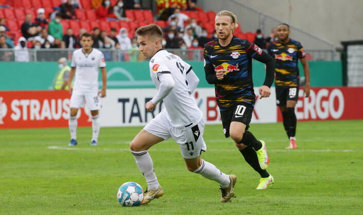 Sandhausen , Fußball DFB Pokal SV Sandhausen vs. RB Leipzig , von links: Gianluca Gaudino ( Sand ) Emil Forsberg ( Leipzig ) Gemäß den Vorgaben des DFB Deutscher Fußball Bund ist es untersagt, in dem Stadion und oder vom Spiel angefertigte Fotoaufnahmen in Form von Sequenzbildern und oder videoähnlichen Fotostrecken zu verwerten bzw. verwerten zu lassen.