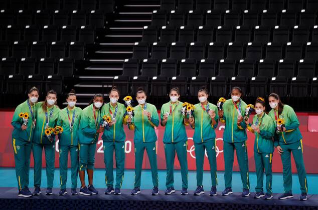 Brazil s players pose with the silver medal during the awards ceremony of women s volleyball at the 2020 Olympic Games, Olympische Spiele, Olympia, OS in the Ariake Arena in Tokyo, Japan, 08 August 2021. Tokyo 2020 Olympic Games - Volleyball: Brazil vs USA !ACHTUNG: NUR REDAKTIONELLE NUTZUNG!  Copyright: xMiguelxGutierrezx EVE9637 20210808-f19d57f7cb37adde1ee88aa63b33e40c91f0081d