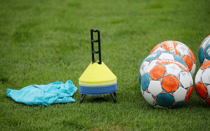 Sandhausen , Fußball DFB Pokal SV Sandhausen vs. RB Leipzig , Feature Detail Symbolfoto Bälle Hütchen Leibchen Ball Gemäß den Vorgaben des DFB Deutscher Fußball Bund ist es untersagt, in dem Stadion und oder vom Spiel angefertigte Fotoaufnahmen in Form von Sequenzbildern und oder videoähnlichen Fotostrecken zu verwerten bzw. verwerten zu lassen.
