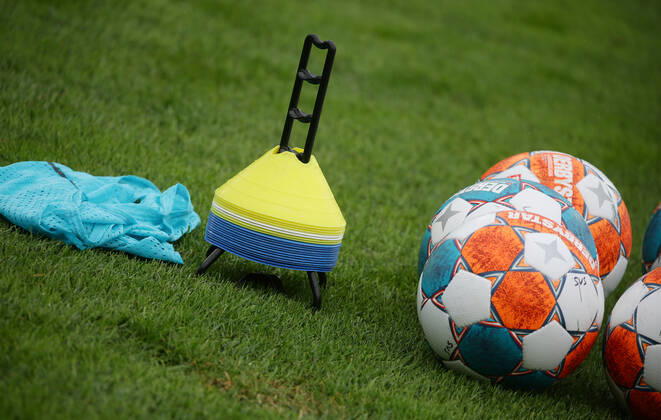 Sandhausen , Fußball DFB Pokal SV Sandhausen vs. RB Leipzig , Feature Detail Symbolfoto Bälle Hütchen Leibchen Ball Gemäß den Vorgaben des DFB Deutscher Fußball Bund ist es untersagt, in dem Stadion und oder vom Spiel angefertigte Fotoaufnahmen in Form von Sequenzbildern und oder videoähnlichen Fotostrecken zu verwerten bzw. verwerten zu lassen.
