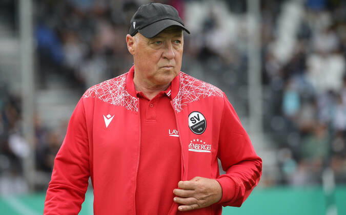 Sandhausen , Fußball DFB Pokal SV Sandhausen vs. RB Leipzig , Gerhard Kleppinger ( Trainer Sandhausen ) Gemäß den Vorgaben des DFB Deutscher Fußball Bund ist es untersagt, in dem Stadion und oder vom Spiel angefertigte Fotoaufnahmen in Form von Sequenzbildern und oder videoähnlichen Fotostrecken zu verwerten bzw. verwerten zu lassen.