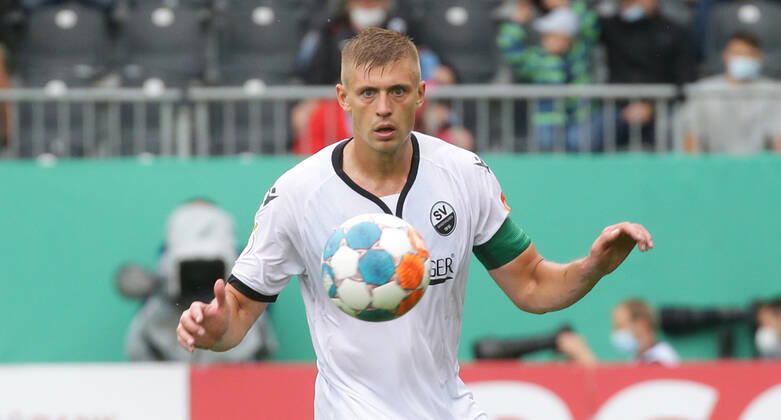 Sandhausen , Fußball DFB Pokal SV Sandhausen vs. RB Leipzig , Aleksandr Zhirov ( Sandhausen ) Gemäß den Vorgaben des DFB Deutscher Fußball Bund ist es untersagt, in dem Stadion und oder vom Spiel angefertigte Fotoaufnahmen in Form von Sequenzbildern und oder videoähnlichen Fotostrecken zu verwerten bzw. verwerten zu lassen.