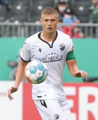 Sandhausen , Fußball DFB Pokal SV Sandhausen vs. RB Leipzig , Aleksandr Zhirov ( Sandhausen ) Gemäß den Vorgaben des DFB Deutscher Fußball Bund ist es untersagt, in dem Stadion und oder vom Spiel angefertigte Fotoaufnahmen in Form von Sequenzbildern und oder videoähnlichen Fotostrecken zu verwerten bzw. verwerten zu lassen.
