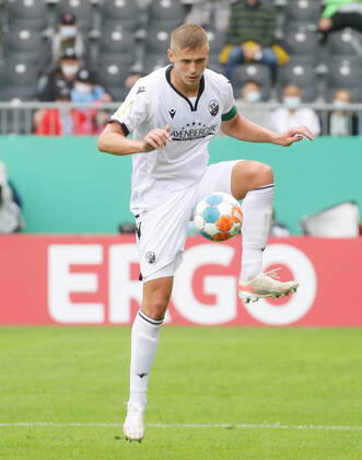 Sandhausen , Fußball DFB Pokal SV Sandhausen vs. RB Leipzig , Aleksandr Zhirov ( Sandhausen ) Gemäß den Vorgaben des DFB Deutscher Fußball Bund ist es untersagt, in dem Stadion und oder vom Spiel angefertigte Fotoaufnahmen in Form von Sequenzbildern und oder videoähnlichen Fotostrecken zu verwerten bzw. verwerten zu lassen.