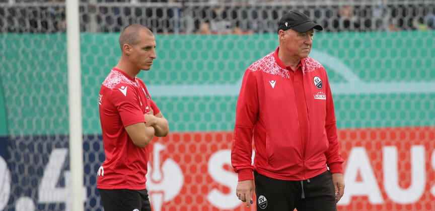 Sandhausen , Fußball DFB Pokal SV Sandhausen vs. RB Leipzig , von links: Stefan Kulovits Gerhard Kleppinger ( Trainer Sandhausen ) Gemäß den Vorgaben des DFB Deutscher Fußball Bund ist es untersagt, in dem Stadion und oder vom Spiel angefertigte Fotoaufnahmen in Form von Sequenzbildern und oder videoähnlichen Fotostrecken zu verwerten bzw. verwerten zu lassen.