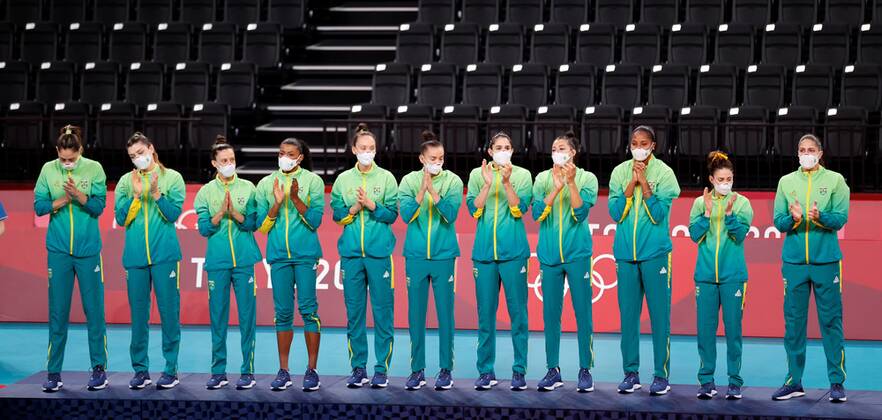 Brazil s players pose with the silver medal during the awards ceremony of women s volleyball at the 2020 Olympic Games, Olympische Spiele, Olympia, OS in the Ariake Arena in Tokyo, Japan, 08 August 2021. Tokyo 2020 Olympic Games - Volleyball: Brazil vs USA !ACHTUNG: NUR REDAKTIONELLE NUTZUNG!  Copyright: xMiguelxGutierrezx EVE9639 20210808-92a68a4e06e480eefb12ce61f210a9894d3e0b33