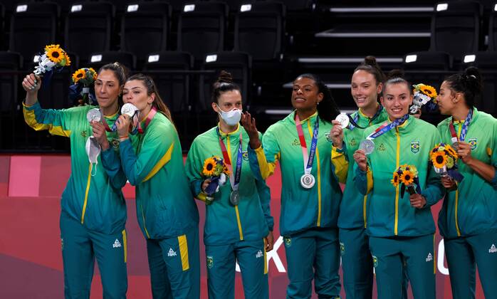 Brazil s players pose with the silver medal during the awards ceremony of women s volleyball at the 2020 Olympic Games, Olympische Spiele, Olympia, OS in the Ariake Arena in Tokyo, Japan, 08 August 2021. Tokyo 2020 Olympic Games - Volleyball: Brazil vs USA !ACHTUNG: NUR REDAKTIONELLE NUTZUNG!  Copyright: xMiguelxGutierrezx EVE9642 20210808-a8f978501e73ce136dbbe53daa25cad663e740e5