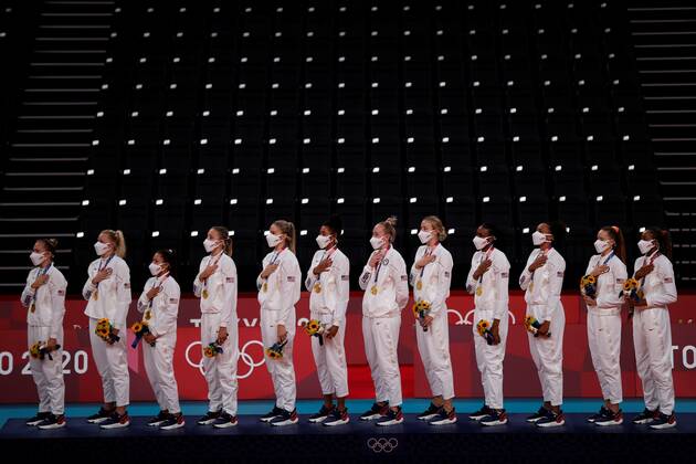 USA s players hear their country s anthem after receiving the gold medal during the awards ceremony of women s volleyball at the 2020 Olympic Games, Olympische Spiele, Olympia, OS in the Ariake Arena in Tokyo, Japan, 08 August 2021. Tokyo 2020 Olympic Games - Volleyball: Brazil vs USA !ACHTUNG: NUR REDAKTIONELLE NUTZUNG!  Copyright: xMiguelxGutierrezx EVE9641 20210808-1011ca7b6291c0439557f6ecf761bb42f4aca5c5