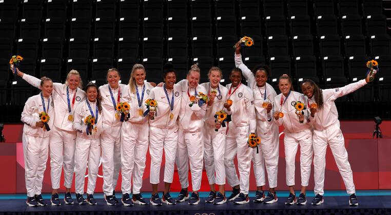 USA s players pose with the gold medal during the awards ceremony of women s volleyball at the 2020 Olympic Games, Olympische Spiele, Olympia, OS in the Ariake Arena in Tokyo, Japan, 08 August 2021. Tokyo 2020 Olympic Games - Volleyball: Brazil vs USA !ACHTUNG: NUR REDAKTIONELLE NUTZUNG!  Copyright: xMiguelxGutierrezx EVE9644 20210808-baa38c39255c4ad7c58849adbf0e87c4ab6ec466