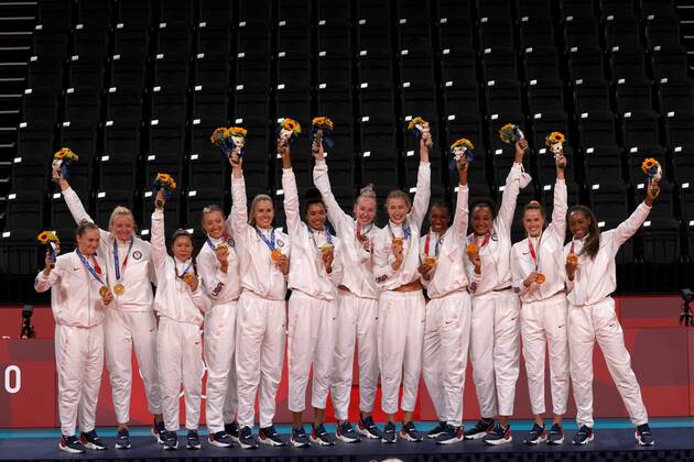 USA s players pose with the gold medal during the awards ceremony of women s volleyball at the 2020 Olympic Games, Olympische Spiele, Olympia, OS in the Ariake Arena in Tokyo, Japan, 08 August 2021. Tokyo 2020 Olympic Games - Volleyball: Brazil vs USA !ACHTUNG: NUR REDAKTIONELLE NUTZUNG!  Copyright: xMiguelxGutierrezx EVE9643 20210808-d99ba15ed1b1595cb024774645a246c9559adb7b