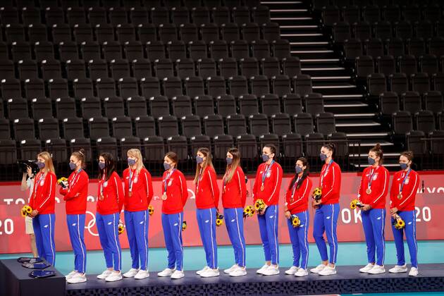 Serbia s players pose with the bronze medal during the awards ceremony of women s volleyball at the 2020 Olympic Games, Olympische Spiele, Olympia, OS in the Ariake Arena in Tokyo, Japan, 08 August 2021. Tokyo 2020 Olympic Games - Volleyball: Brazil vs USA !ACHTUNG: NUR REDAKTIONELLE NUTZUNG!  Copyright: xMiguelxGutierrezx EVE9640 20210808-87b9b6573ba12be05c3ceae9f80b5f87eb3d3900