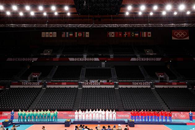 Players from Brazil (L-Silver), USA (C-Gold), and Serbia (Bronze) pose with their medals during the awards ceremony of women s volleyball at the 2020 Olympic Games, Olympische Spiele, Olympia, OS in the Ariake Arena in Tokyo, Japan, 08 August 2021. Tokyo 2020 Olympic Games - Volleyball: Brazil vs USA !ACHTUNG: NUR REDAKTIONELLE NUTZUNG!  Copyright: xMiguelxGutierrezx EVE9635 20210808-dcb3c246fcfb8d10966f17e25ffaa2a43888360c