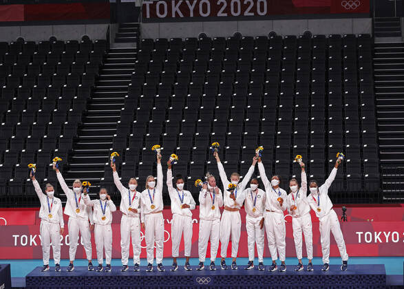 Team USA pose with their gold medals after defeating Brazil in straight sets, 25-21, 25-20 and 25-14 in the Women s Volleyball Finals at the Tokyo Summer Olympics in Tokyo, Japan, on Sunday, August 8, 2021.  OLY20210808607 BOBxSTRONG