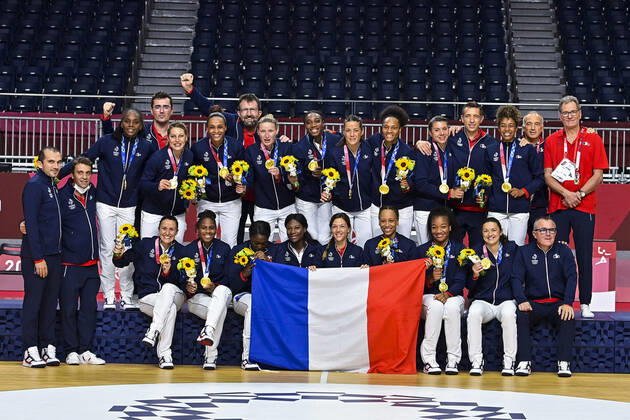 joie des joueuses de la France sur le podium - medaille d or HANDBALL : Finale France vs Comite Olympique de la Russie - Jeux Olympiques - Tokyo 2020 - 08 08 2021 JBAutissier Panoramic 
