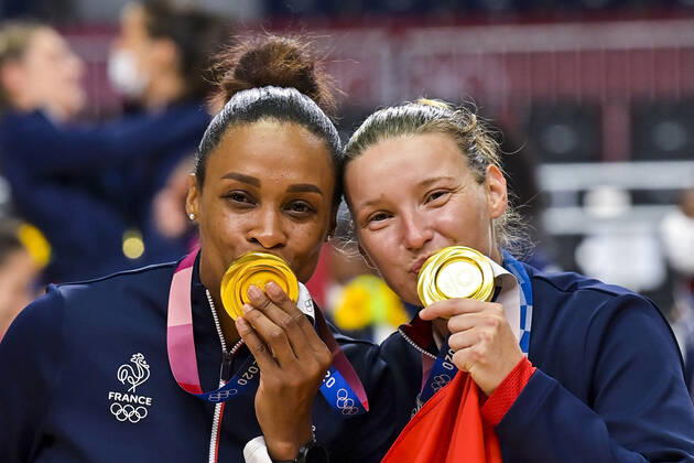 joie des joueuses de la France - medaille d or Allison Pineau (Fra) Amandine Leynaud (Fra) HANDBALL : Finale France vs Comite Olympique de la Russie - Jeux Olympiques - Tokyo 2020 - 08 08 2021 JBAutissier Panoramic 