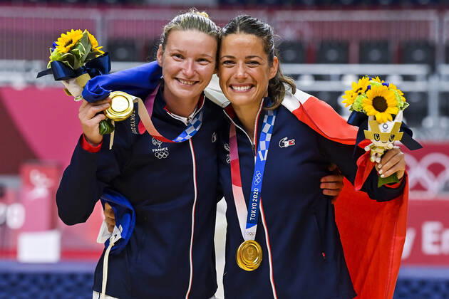 joie des joueuses de la France - medaille d or Amandine Leynaud (Fra) Cleopatre Darleux (Fra) HANDBALL : Finale France vs Comite Olympique de la Russie - Jeux Olympiques - Tokyo 2020 - 08 08 2021 JBAutissier Panoramic 