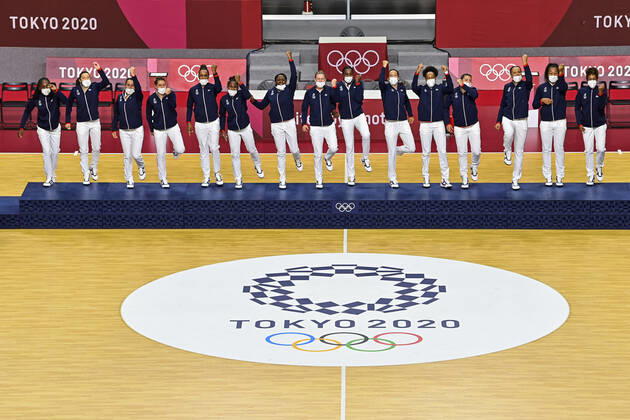 joie des joueuses de la France sur le podium HANDBALL : Finale France vs Comite Olympique de la Russie - Jeux Olympiques - Tokyo 2020 - 08 08 2021 JBAutissier Panoramic 