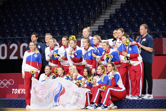 Siegerehrung, victory ceremony, franzoesische Spielerinnen jubeln, Team ROC, 2. Platz, Silbermedaille, Silver Medal, Silver Medallist, Silbermedaillengewinnerin, Jubel, jubeln, Freude, cheers, ROC - FRA 25 : 30, Handball, Gold Medal Match, Finale der Frauen, WomenÕs handball final, Yoyogi National Stadium 08.08.2021 Olympische Sommerspiele 2020, vom 23.07. - 08.08.2021 in Tokio Japan.