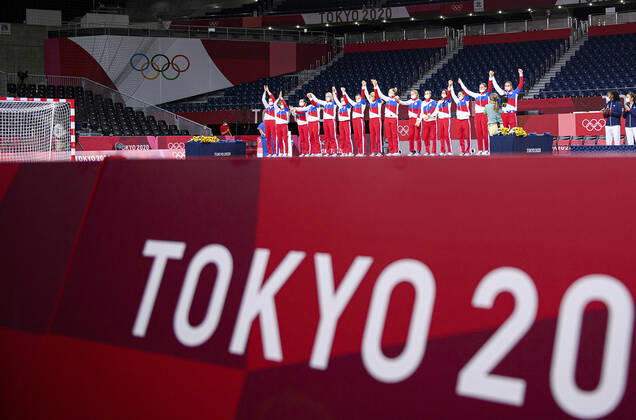 Siegerehrung, victory ceremony, Team ROC, 2. Platz, Silbermedaille, Silver Medal, Silver Medallist, Silbermedaillengewinnerin, Team FRA, Siegerin, winner, Olympiasiegerin, 1. Platz, Goldmedaille, Goldmedaillengewinnerin, Olympic champion, Gold Medallist, Siegerin, winner, Olympiasiegerin, 1. Platz, Goldmedaille, Goldmedaillengewinnerin, Olympic champion, Gold Medallist, ROC - FRA 25 : 30, Handball, Gold Medal Match, Finale der Frauen, WomenÕs handball final, Yoyogi National Stadium 08.08.2021 Olympische Sommerspiele 2020, vom 23.07. - 08.08.2021 in Tokio Japan.