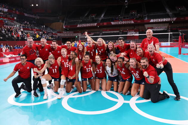 United States women s team group, Mannschaftsbild, Totale (USA), AUGUST 8, 2021 - Volleyball : Women s Final match between Brazil 0-3 United States during the Tokyo 2020 Olympic Games, Olympische Spiele, Olympia, OS at the Ariake Arena in Tokyo, Japan. Noxthirdxpartyxsales  (166770181)