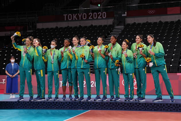 Brazil women s team group, Mannschaftsbild, Totale (BRA), AUGUST 8, 2021 - Volleyball : Women s Medal Ceremony during the Tokyo 2020 Olympic Games, Olympische Spiele, Olympia, OS at the Ariake Arena in Tokyo, Japan. Noxthirdxpartyxsales  (166770192)