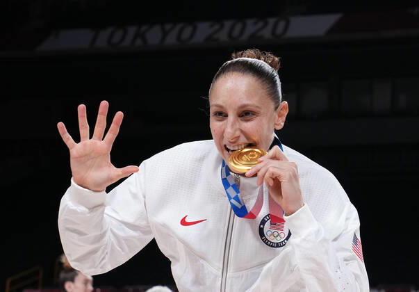 (210808) -- SAITAMA, Aug. 8, 2021 -- Diana Taurasi of the United States poses for photos after the women s basketball final between the United States and Japan at the Tokyo 2020 Olympic Games, Olympische Spiele, Olympia, OS in Saitama, Japan, Aug. 8, 2021. ) (TOKYO2020)JAPAN-SAITAMA-OLY-BASKETBALL-WOMEN S FINAL-USA VS JPN MengxYongmin 