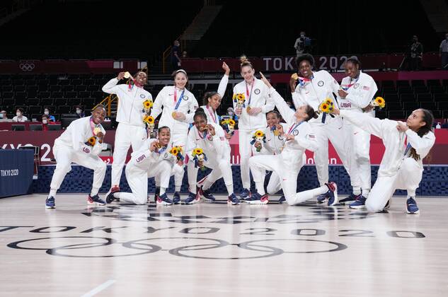 (210808) -- SAITAMA, Aug. 8, 2021 -- Players of the United States pose for photos after the women s basketball final between the United States and Japan at the Tokyo 2020 Olympic Games, Olympische Spiele, Olympia, OS in Saitama, Japan, Aug. 8, 2021. ) (TOKYO2020)JAPAN-SAITAMA-OLY-BASKETBALL-WOMEN S FINAL-USA VS JPN MengxYongmin 