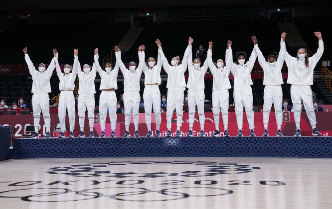 (210808) -- SAITAMA, Aug. 8, 2021 -- Players of the United States pose during the awarding ceremony after the women s basketball final between the United States and Japan at the Tokyo 2020 Olympic Games, Olympische Spiele, Olympia, OS in Saitama, Japan, Aug. 8, 2021. ) (TOKYO2020)JAPAN-SAITAMA-OLY-BASKETBALL-WOMEN S FINAL-USA VS JPN MengxYongmin 
