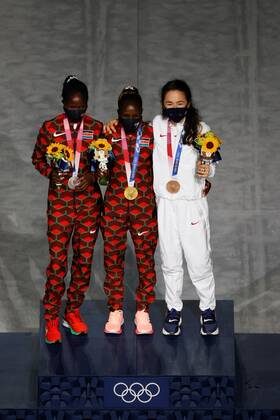 Kenyan Peres Jepchirchir (C-gold) and Brigid Kosgei (L-silver) and US Molly Seidelthe (R-bronze) celebrate on the podium of the women s marathon during the Closing Ceremony of the Tokyo 2020 Olympic Games, Olympische Spiele, Olympia, OS at the Olympic Stadium in Tokyo, Japan, 08 August 2021. Tokyo 2020 Olympic Games - Closing Ceremony !ACHTUNG: NUR REDAKTIONELLE NUTZUNG!  Copyright: xLavandeiraxJrx EVE9684 20210808-582031885ec5fa862200f7c3e6f82ab1cee97923