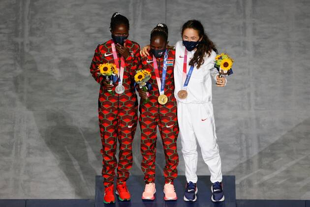 Kenyan Peres Jepchirchir (C-gold) and Brigid Kosgei (L-silver) and US Molly Seidelthe (R-bronze) celebrate on the podium of the women s marathon during the Closing Ceremony of the Tokyo 2020 Olympic Games, Olympische Spiele, Olympia, OS at the Olympic Stadium in Tokyo, Japan, 08 August 2021. Tokyo 2020 Olympic Games - Closing Ceremony !ACHTUNG: NUR REDAKTIONELLE NUTZUNG!  Copyright: xLavandeiraxJrx EVE9683 20210808-dda1bfccc4cb7620f58ec5ba8e4cf7fc75d78aeb