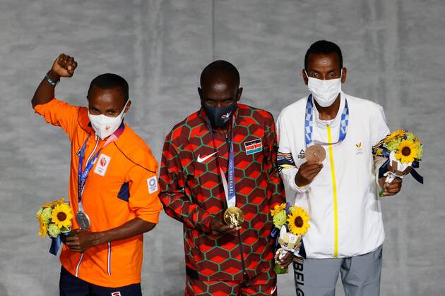 Kenyan Eliud Kipchoge (C-gold), Dutch Abdi Nageeye (L-silver) and Belgian Bashir Abdi (R-bronze) celebrate on the podium of the men s marathon during the Closing Ceremony of the Tokyo 2020 Olympic Games, Olympische Spiele, Olympia, OS at the Olympic Stadium in Tokyo, Japan, 08 August 2021. Tokyo 2020 Olympic Games - Closing Ceremony !ACHTUNG: NUR REDAKTIONELLE NUTZUNG!  Copyright: xLavandeiraxJrx EVE9685 20210808-2e5c242282b0494a0c13066be2c57fcaf762ab89