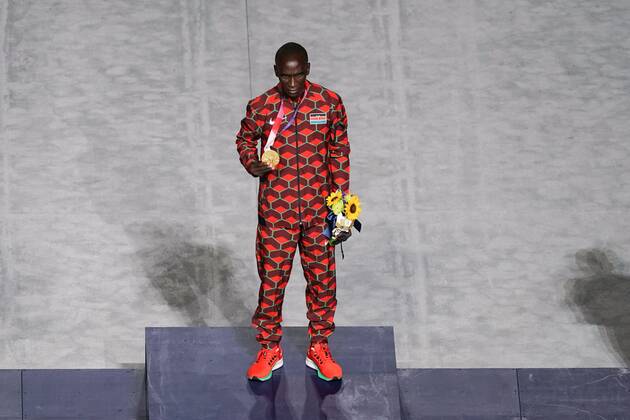 Mandatory Credit: Photo by Daniela Porcelli SPP Shutterstock (12253585t) Eliud Kipchoge (Kenya) celebrates his gold medal during the Tokyo Olympics 2020 closing ceremony at the Olympic Stadium in Tokyo, Japan. Closing ceremony - Tokyo Olympics 2020 - Olympic Stadium Tokyo, Japan, August 8th 2021:, Toyko, Japan - 08 Aug 2021 Closing ceremony - Tokyo Olympics 2020 - Olympic Stadium Tokyo, Japan, August 8th 2021:, Toyko, Japan - 08 Aug 2021  Copyright: xDanielaxPorcelli SPP Shutterstockx 12253585t
