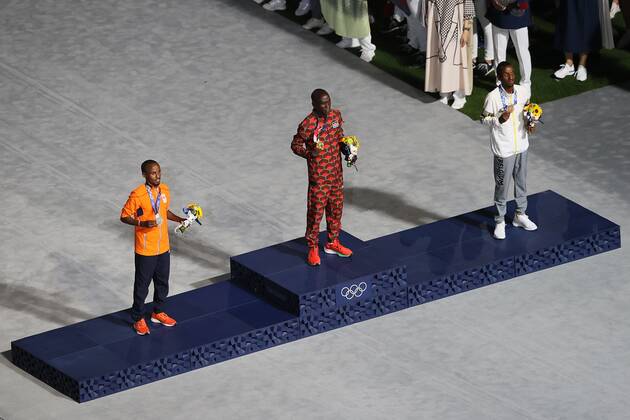 TOKYO, 8-08-2021, Olympic Stadium, Olympic Games, Olympische Spiele, Olympia, OS Closing Ceremony, Marathon mens ceremony with silver medalist abdi nageeye Tokyo Olympics: Closing ceremony  x12962938x Copyright: