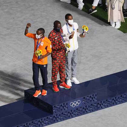 TOKYO, 8-08-2021, Olympic Stadium, Olympic Games, Olympische Spiele, Olympia, OS Closing Ceremony, Marathon mens ceremony with silver medalist abdi nageeye Tokyo Olympics: Closing ceremony  x12962942x Copyright: