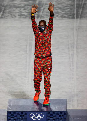 2020 Tokyo Olympic Games, Olympische Spiele, Olympia, OS - Closing Ceremony, Olympic Stadium, Tokyo, Japan 8 8 2021 Men s marathon gold medalist Eliud Kipchoge of Kenya Eliud Kipchoge 8 8 2021  Copyright: x INPHO BryanxKeanex AZ4I9798