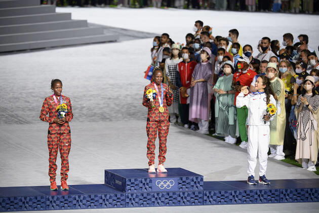 Siegerehrung, victory ceremony, Marathon der Frauen, WomenÕs Marathon, v.l. KOSGEI Brigid (KEN), 2. Platz, Silbermedaille, Silver Medal, Silver Medallist, Silbermedaillengewinnerin, JEPCHIRCHIR Peres (KEN), Siegerin, winner, Olympiasiegerin, 1. Platz, Goldmedaille, Goldmedaillengewinnerin, Olympic champion, Gold Medallist, Molly SEIDEL (USA), 3. Platz, Bronzemedaille, Bronce Medal, Bronce Medallist, Bronzemedaillengewinnerin, Siegerehrung Frauen Marathon, Schlussfeier im Olympiastadion, Closing Ceremony Olympic Stadium, am 08.08.2021 Olympische Sommerspiele 2020, vom 23.07. - 08.08.2021 in Tokio Japan.