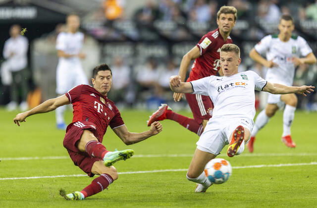 Sport Themen der Woche KW32 Sport Bilder des Tages Robert Lewandowski (Muenchen), Matthias Ginter (BMG) Borussia Mönchengladbach - FC Bayern München 13.08.2021, Fussball; 1. Bundesliga, Saison 2021 22 Foto: Moritz Müller