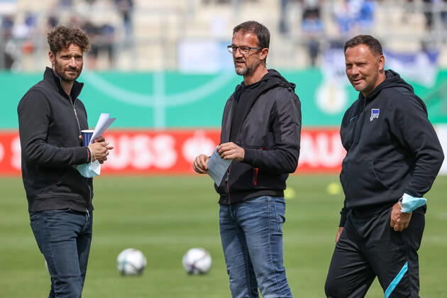 Meppen, Deutschland 08.08.2021,Sportdirektor Arne Friedrich (Hertha BSC Beriln), Geschäftsführer Fredi Bobic (Hertha BSC Berlin) und Trainer Pal Dardai (Hertha BSC Berlin) schauen, bei dem DFB-Pokal Spiel zwischen SV Meppen und Hertha BSC Berlin in der Haensch-Arena am 08. August 2021 in Meppen. ( Meppen Haensch-Arena Niedersachsen Deutschland Copyright: xStefanxBrauerx