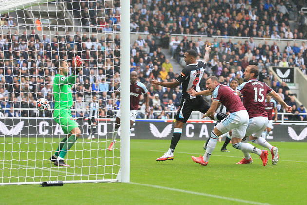 Football - Premier League - Newcastle United v West Ham United 15th August 2021 - Premier League - Newcastle United v West Ham United - Callum Wilson of Newcastle United scores their 1st goal - Photo: Simon Stacpoole Offside. Newcastle-upon-Tyne UK Copyright: xSimonxStacpoolexOffside