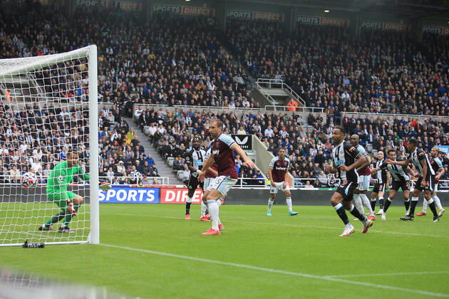 Football - Premier League - Newcastle United v West Ham United 15th August 2021 - Premier League - Newcastle United v West Ham United - Jacob Murphy of Newcastle United (R) scores their 2nd goal - Photo: Simon Stacpoole Offside. Newcastle-upon-Tyne UK Copyright: xSimonxStacpoolexOffside