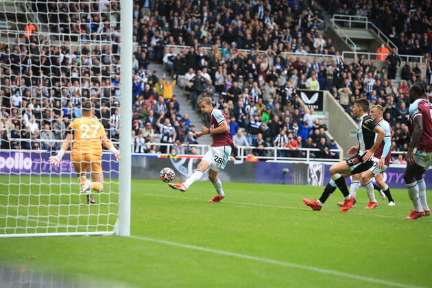 Football - Premier League - Newcastle United v West Ham United 15th August 2021 - Premier League - Newcastle United v West Ham United - Tomas Soucek of West Ham United scores their third goal - Photo: Simon Stacpoole Offside. Newcastle-upon-Tyne UK Copyright: xSimonxStacpoolexOffside