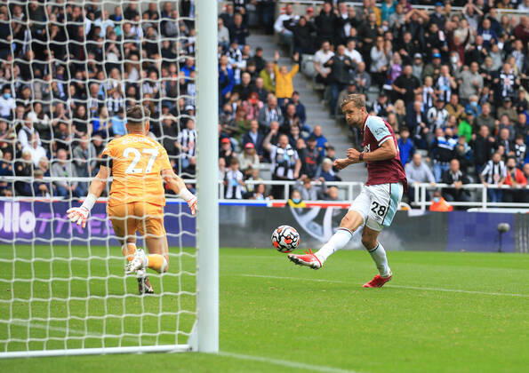 Football - Premier League - Newcastle United v West Ham United 15th August 2021 - Premier League - Newcastle United v West Ham United - Tomas Soucek of West Ham United scores their third goal - Photo: Simon Stacpoole Offside. Newcastle-upon-Tyne UK Copyright: xSimonxStacpoolexOffside
