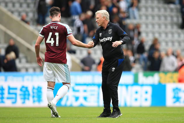 Football - Premier League - Newcastle United v West Ham United 15th August 2021 - Premier League - Newcastle United v West Ham United - West Ham United manager David Moyes shakes hands with Declan Rice of West Ham United after the match - Photo: Simon Stacpoole Offside. Newcastle-upon-Tyne UK Copyright: xSimonxStacpoolexOffside