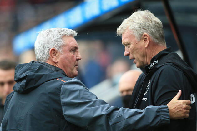 Football - Premier League - Newcastle United v West Ham United 15th August 2021 - Premier League - Newcastle United v West Ham United - Newcastle United manager Steve Bruce (L) greets West Ham United manager David Moyes - Photo: Simon Stacpoole Offside. Newcastle-upon-Tyne UK Copyright: xSimonxStacpoolexOffside