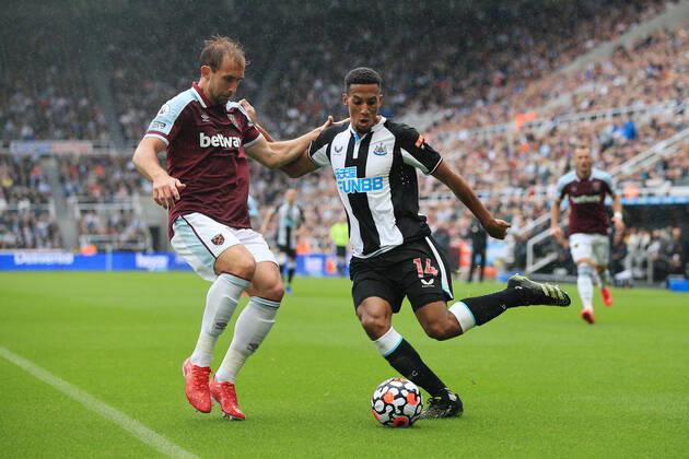Football - Premier League - Newcastle United v West Ham United 15th August 2021 - Premier League - Newcastle United v West Ham United - Craig Dawson of West Ham United battles with Isaac Hayden of Newcastle United - Photo: Simon Stacpoole Offside. Newcastle-upon-Tyne UK Copyright: xSimonxStacpoolexOffside