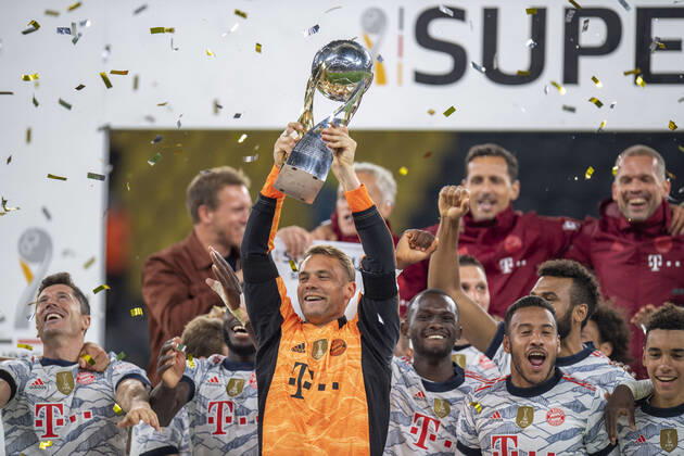 Fußball: Super-Cup, Saison 2021 2022, Borussia Dortmund - FC Bayern München am 17.08.2021 im Signal-Iduna-Park in Dortmund. YY Münchens Torwart Manuel Neuer stemmt die Trophäe in die Höhe. DFL und DFB REGULATIONS PROHIBIT ANY USE OF PHOTOGRAPHS AS IMAGE SEQUENCES AND OR QUASI-VIDEO. Copyright: xChristopherxNeundorfx