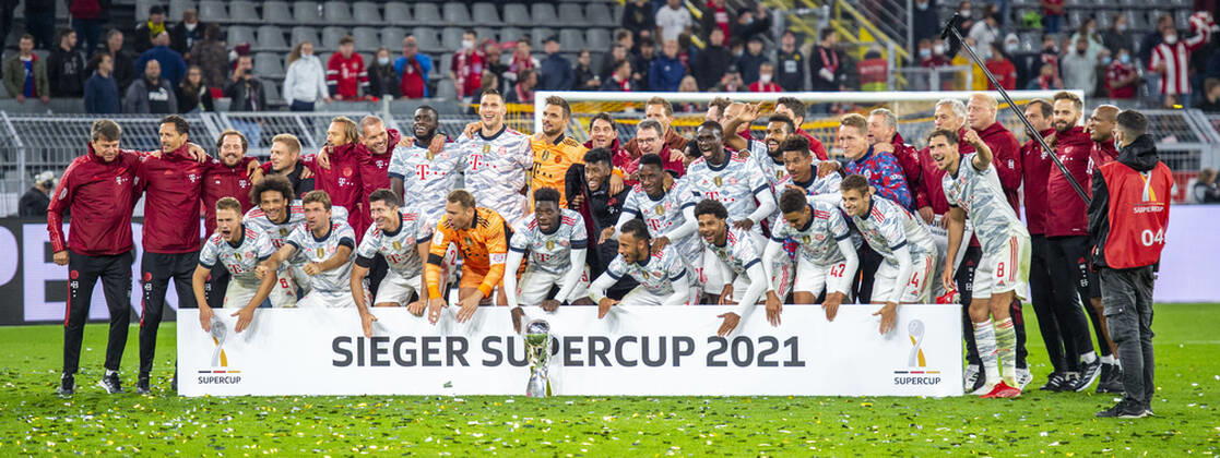 Fußball: Super-Cup, Saison 2021 2022, Borussia Dortmund - FC Bayern München am 17.08.2021 im Signal-Iduna-Park in Dortmund. YY Die Münchener Spieler jubeln mit dem Supercup. DFL und DFB REGULATIONS PROHIBIT ANY USE OF PHOTOGRAPHS AS IMAGE SEQUENCES AND OR QUASI-VIDEO. Copyright: xChristopherxNeundorfx