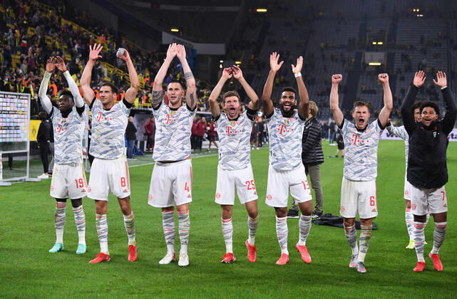 Fussball Supercup Saison 2021 2022 Borussia Dortmund - FC Bayern Muenchen 17.08.2021 Jubel nach dem Abpfiff: Alphonso Davies, Leon Goretzka, Niklas Suele, Thomas Mueller, Eric Maxim Choupo-Moting, Joshua Kimmich und Serge Gnabry (v.l., alle FC Bayern Muenchen)